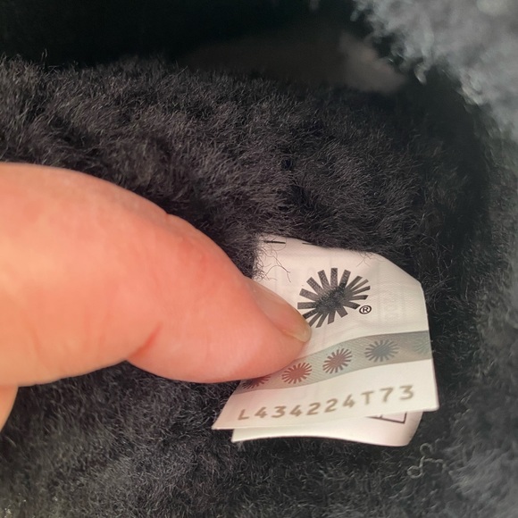 NWOB UGG CLASSIC SHORT BOOTS - Picture 10 of 10